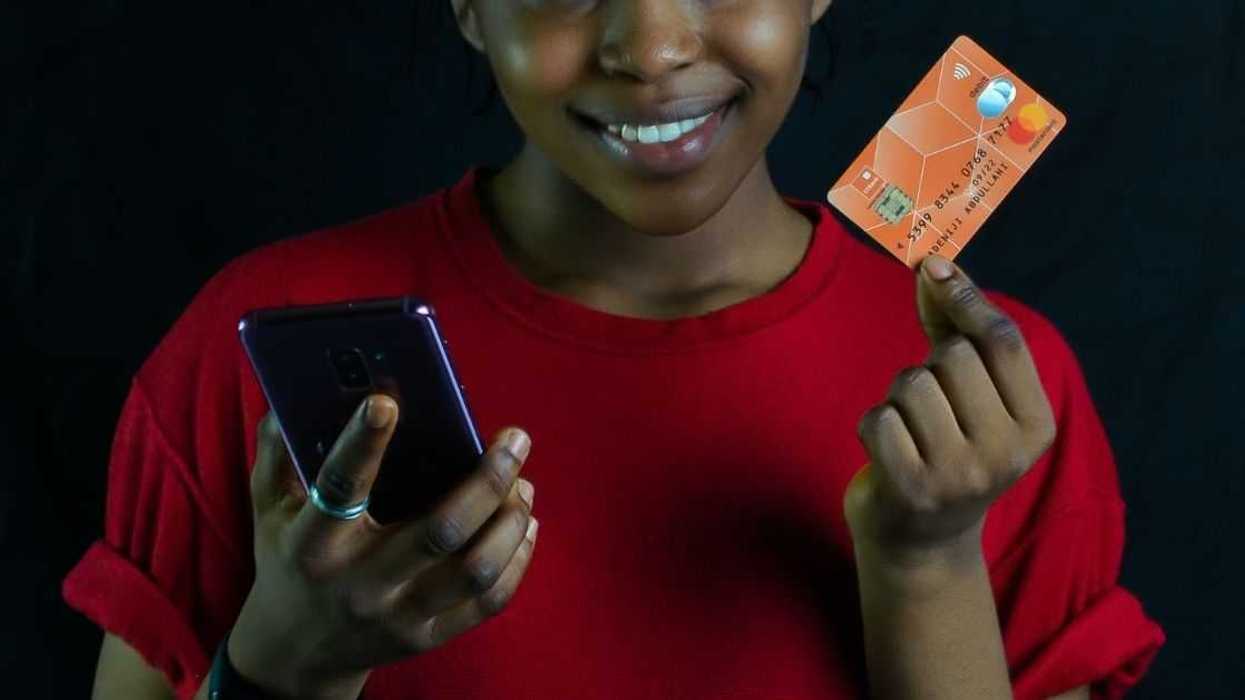 Woman Furious To Discover Her Friend Comes From A Rich Family But Still Splits Bills Evenly