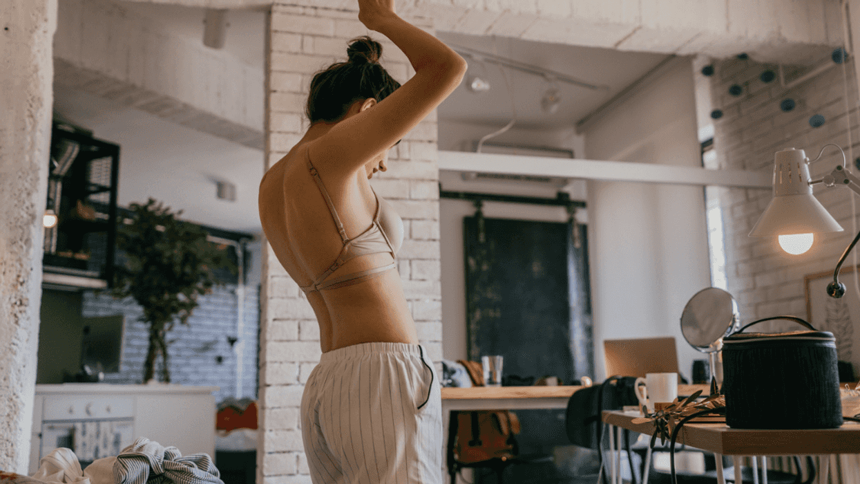 Guy Stunned After Girlfriend Refuses To Cover Up Around 'The Help' Since They're Not 'Actual People'