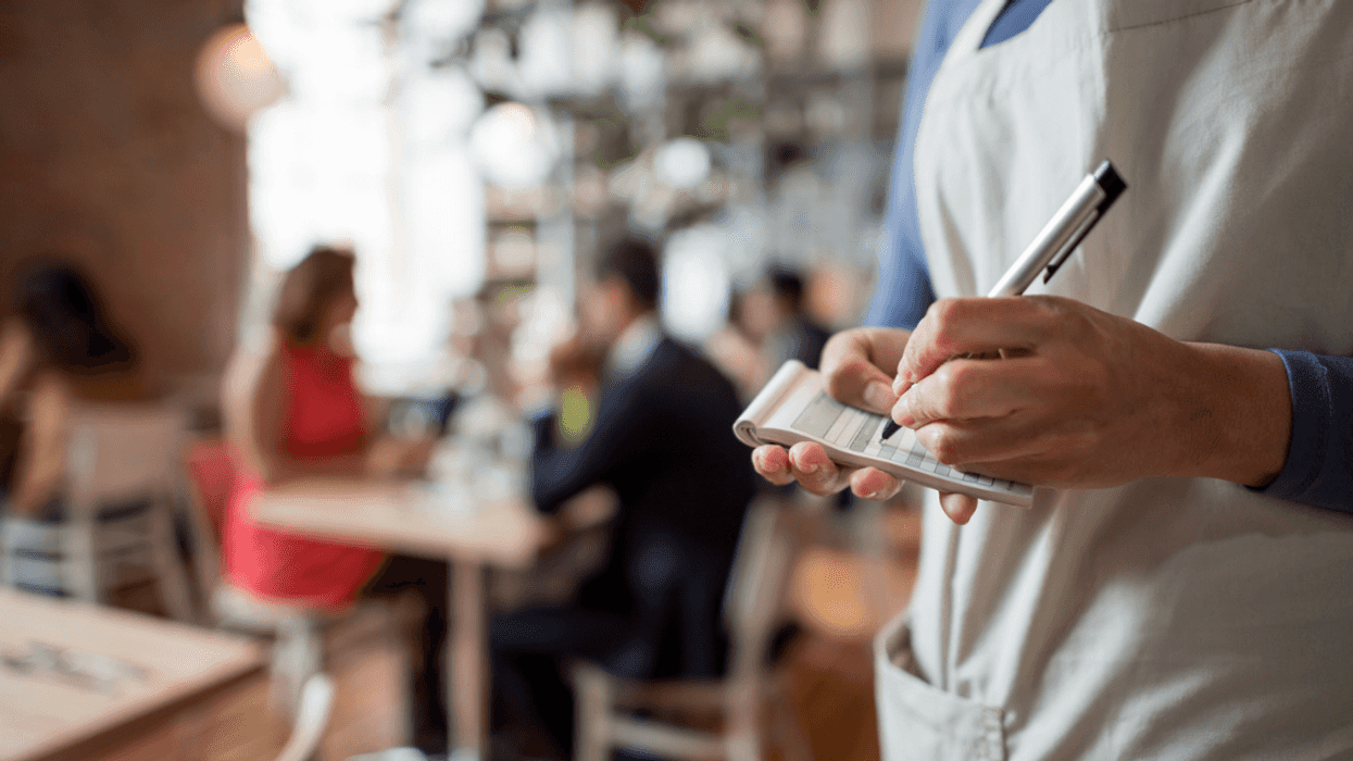 Guy Sparks Drama By Pointing Out His Girlfriend's Weight After She Mocked A Waitress For Being Overweight