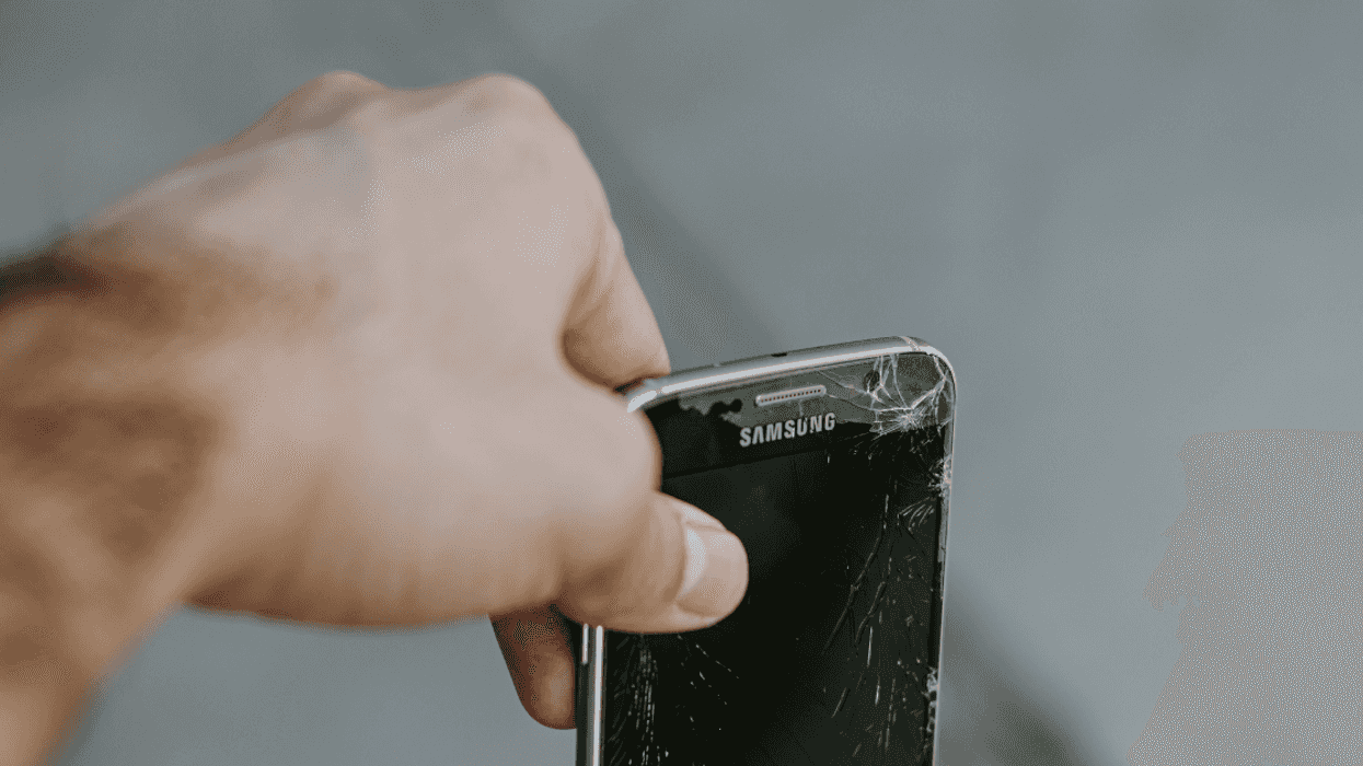 Unemployed Guy Livid After Wife Uses His Inheritance To Pay For Daughter's iPhone He Broke