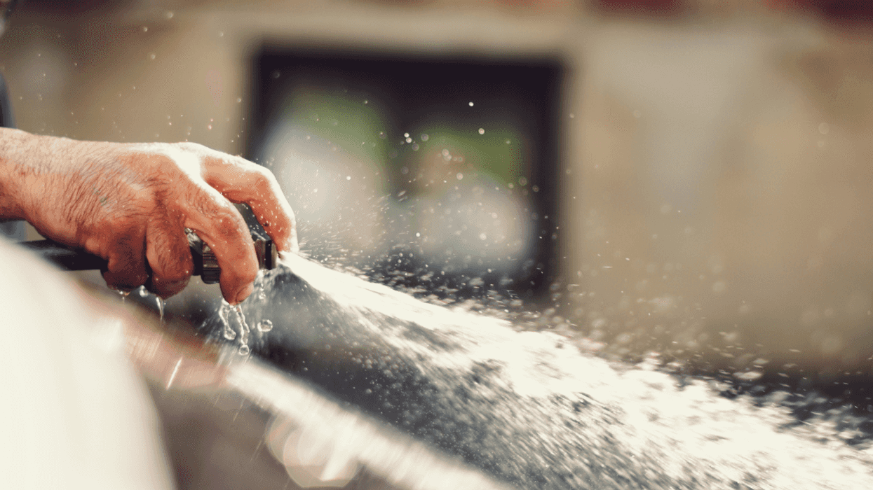 Guy Called Out For Spraying Neighbor Kids With Hose After They Destroyed His Strawberry Plants