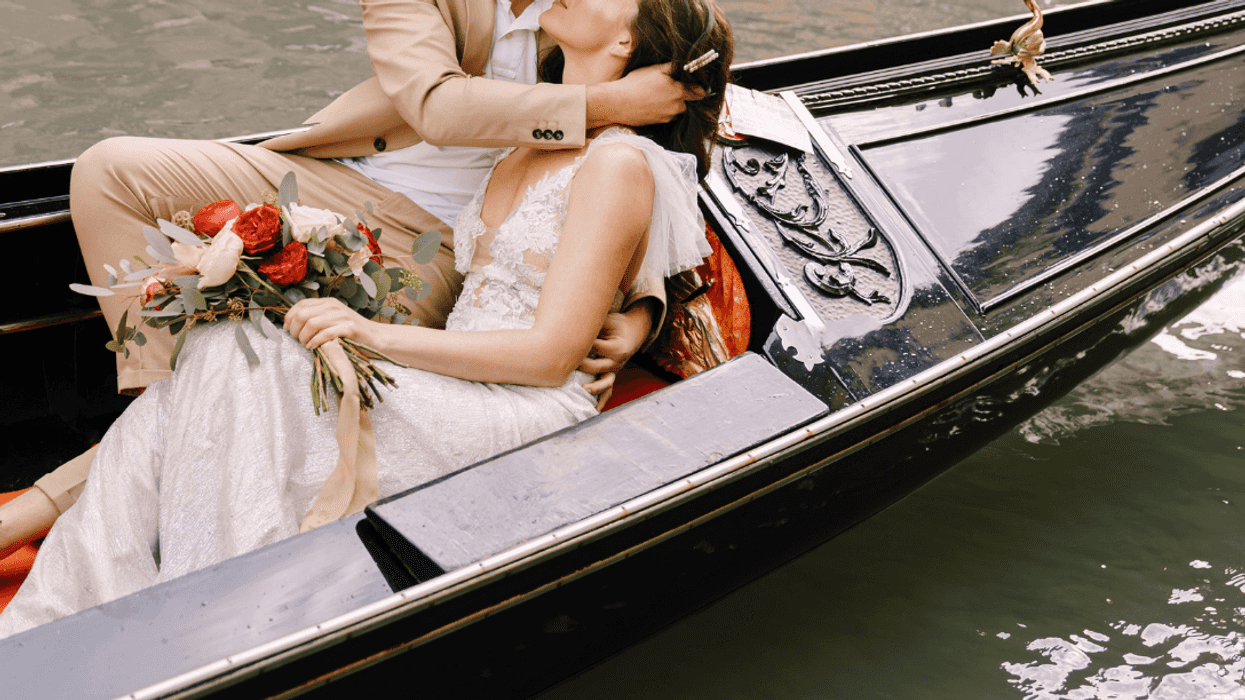 bride and groom in Venice, Italy