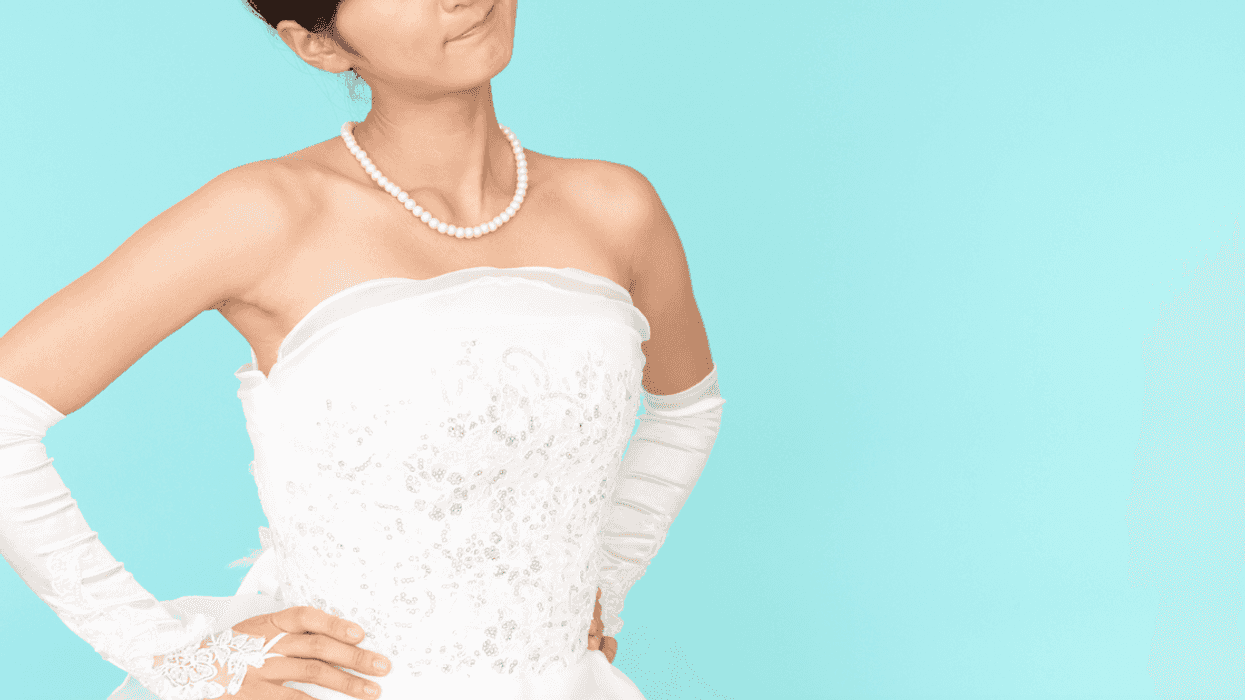 Bride with her arms on her hips.