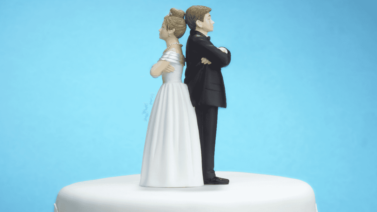 cake topper of arguing bride and groom