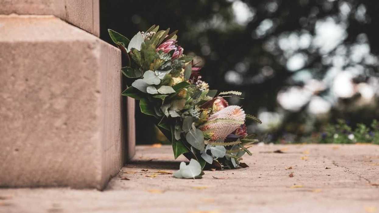 Redditor Called 'Pathetic' For Visiting Best Friend's Grave On Anniversary Of Their Pretend Wedding
