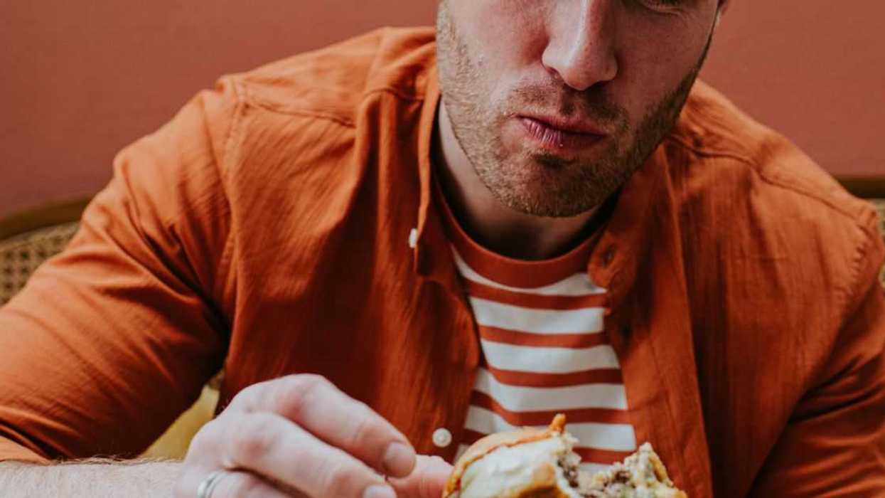 Teen Calls Dad Who Can't Cook 'Incompetent' After He Constantly Criticizes Meals They Make Him