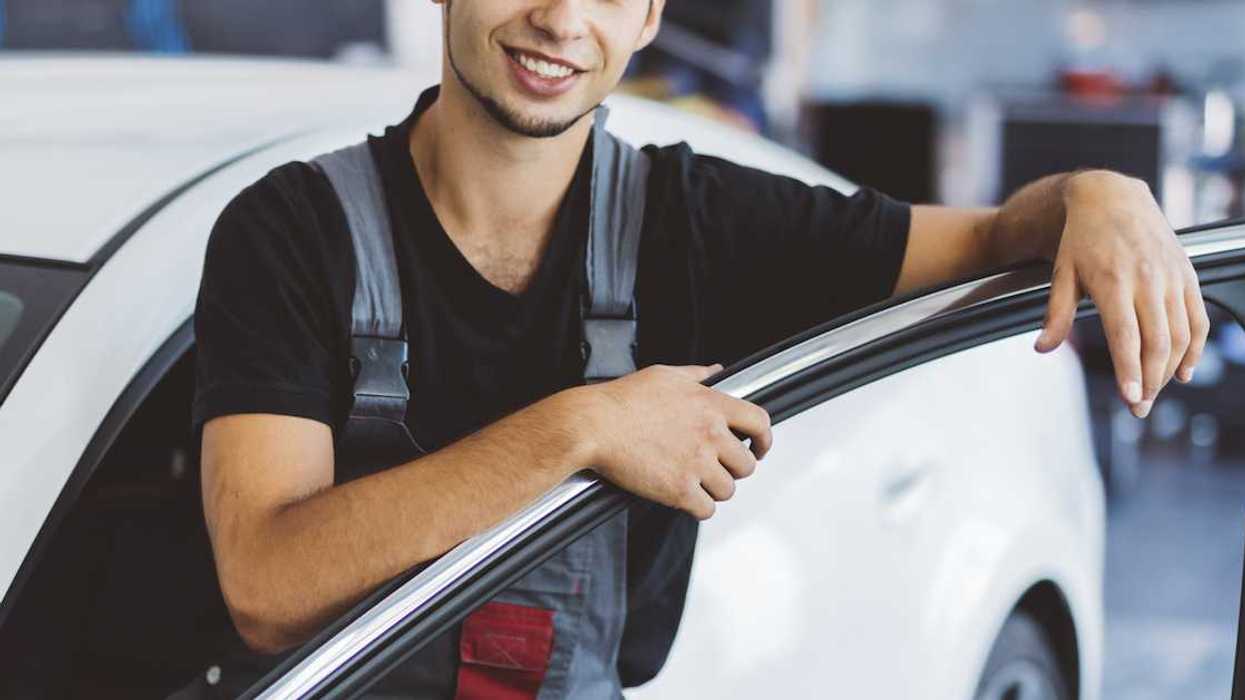 Mechanic Balks After His Female Coworkers Call Him 'Highly Unprofessional' For Wearing Mascara
