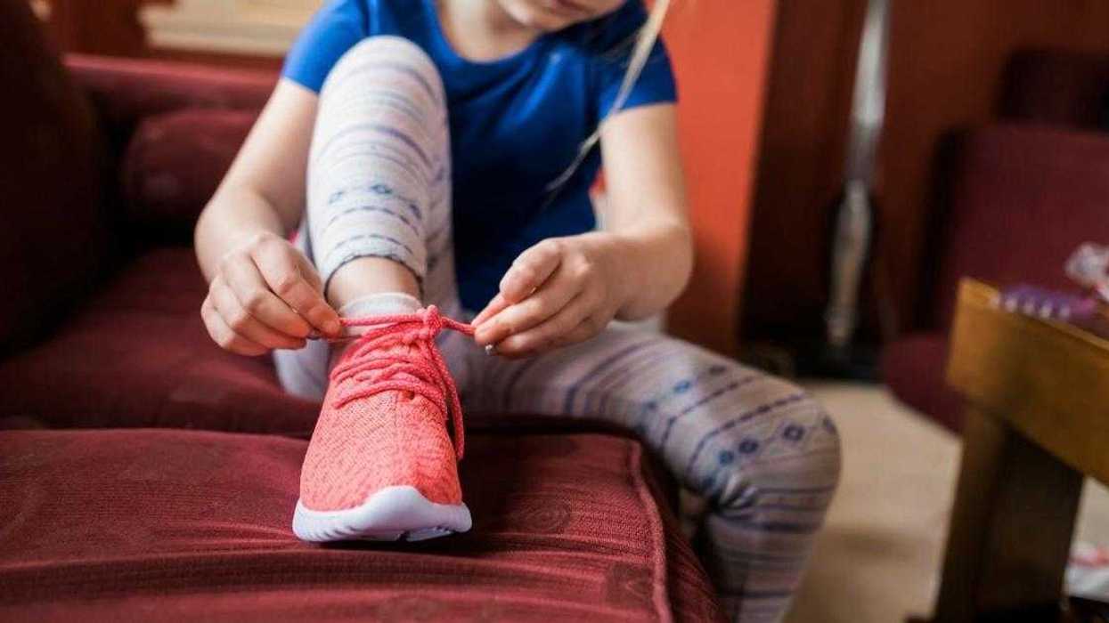 Redditor Called Out For Letting Toddler Niece Tie Her Shoes By Herself Instead Of Helping Right Away