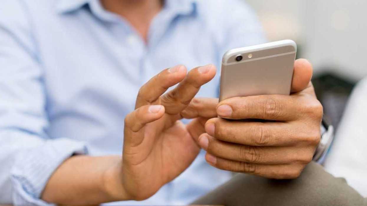 Redditor Ignites Heated Drama After Sharing Sibling's Racist Comment In Family's Group Chat