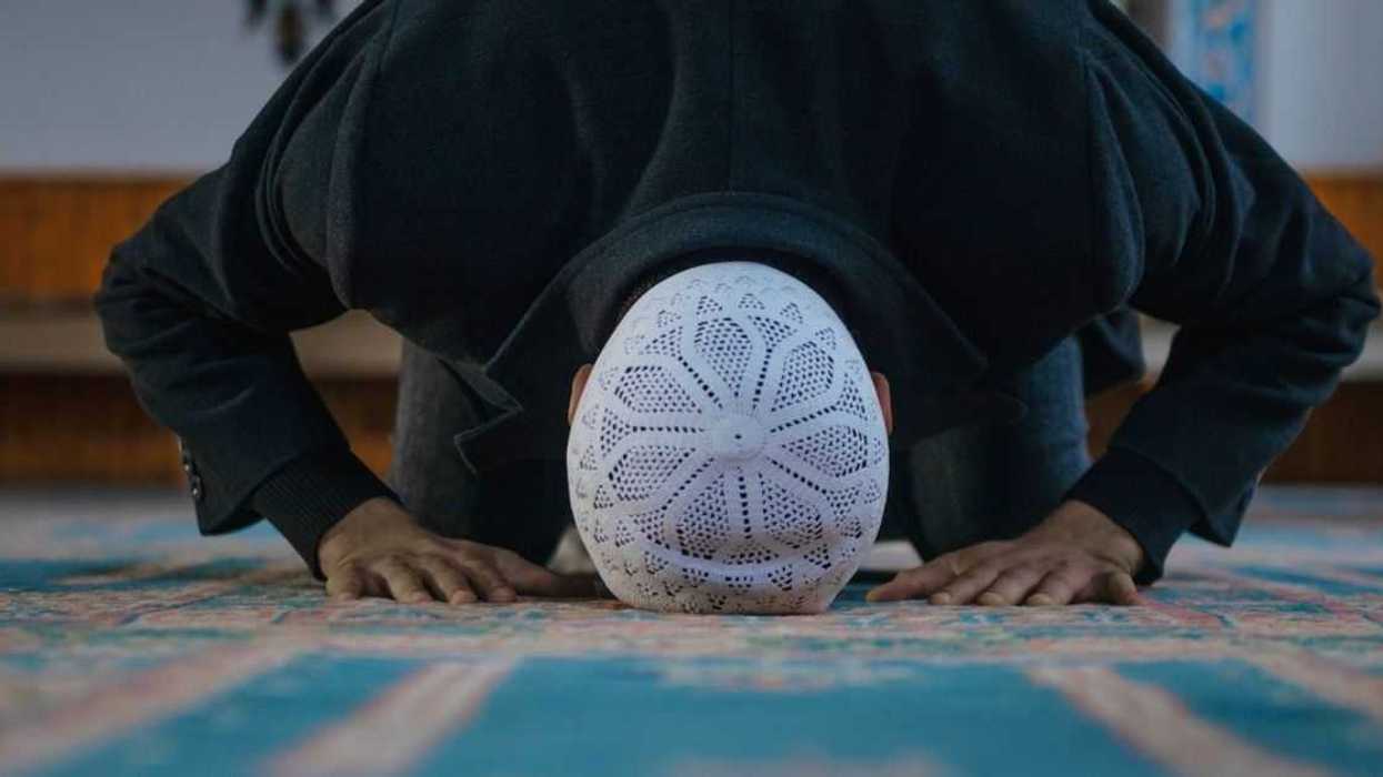 Muslim Guy Livid When His Roommate Tricks Him Into Breaking His Fast By Telling Him The Wrong Time