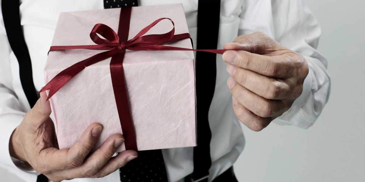 Redditor Demands Refund On Group Gift For Manager After Coworker Tries To Force Them To Contribute More Money | Percolately