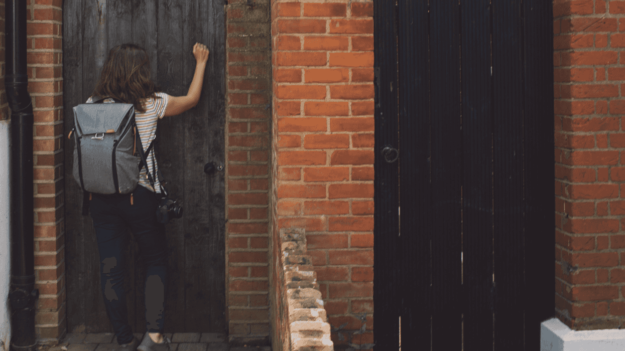Redditor Guilt-Ridden After Calling Cops On Mentally-Ill Woman Who Was 'Violently' Banging On Their Door