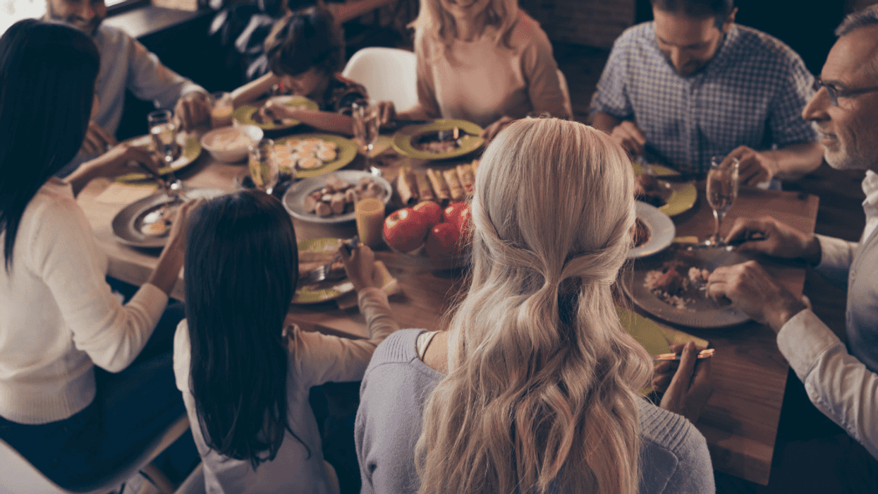 Redditor Called Out For Refusing To Split Restaurant Bill Evenly With Spouse's Large Family