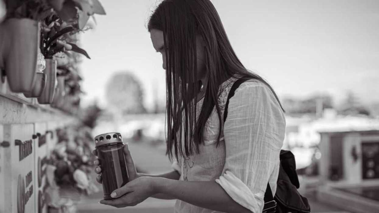 Woman Irate When Sister's Boyfriend Plans To Propose During Family Trip To Spread Dad's Ashes