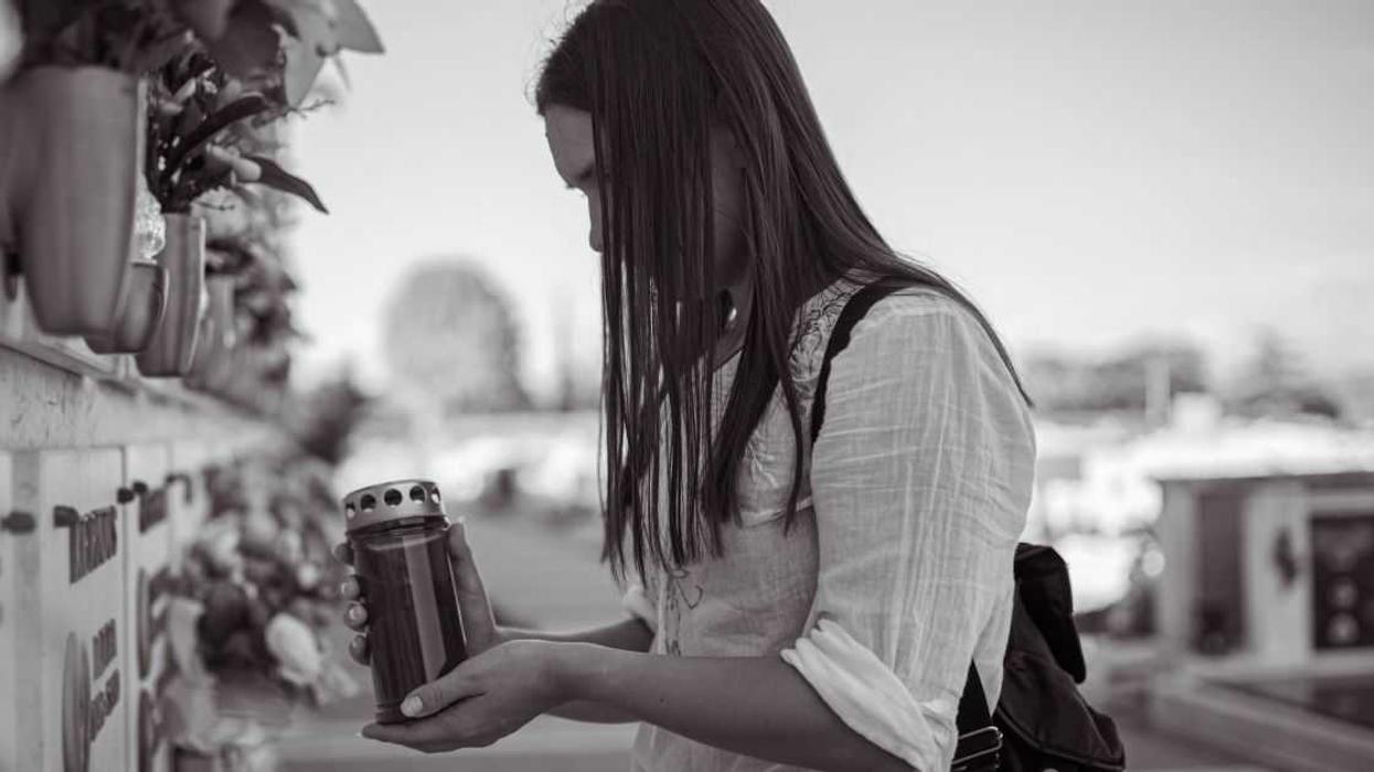 Woman Irate When Sister's Boyfriend Plans To Propose During Family Trip To Spread Dad's Ashes
