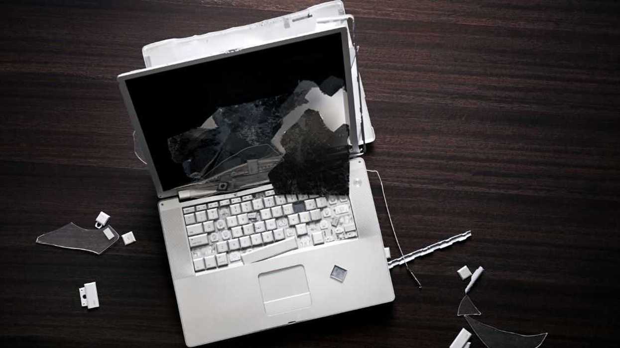 Dad Called Out For Refusing To Pay For Neighbor's Expensive Laptop That His Daughter Broke
