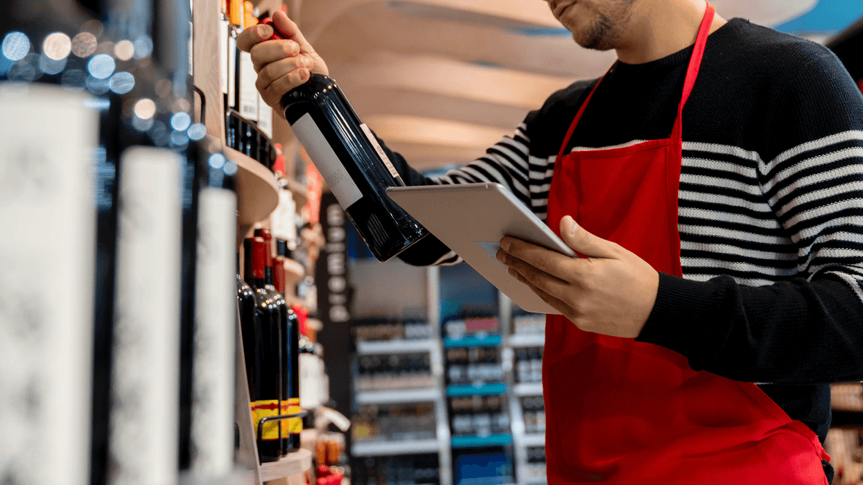 Nighttime Worker Called Out For 'Blatantly Lying' To Stranger Who Came In Looking For Coworker
