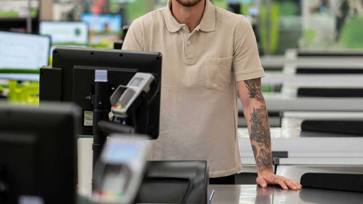 Guy Lashes Out At Grocery Store Manager After She Seemingly Accused Him Of Stealing Olives