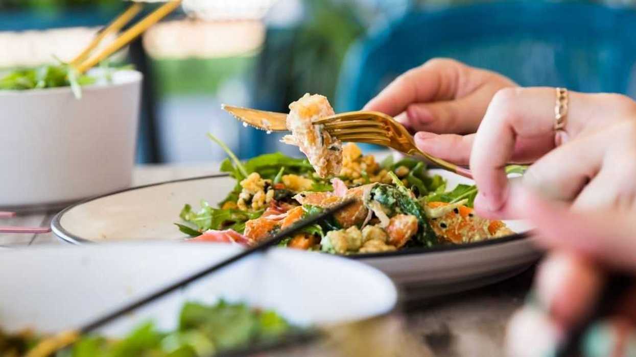 Dad Picks Seafood Restaurant For Daughter's Graduation Dinner Even Though She's 'Deathly Allergic'