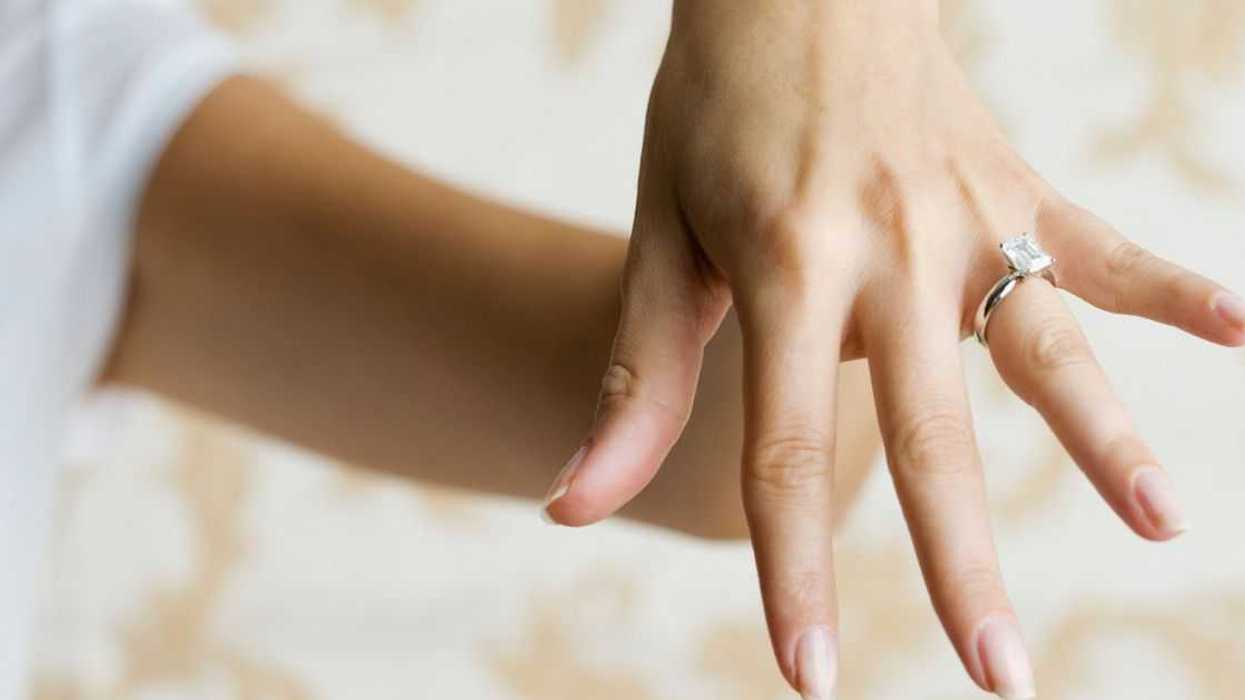 Jeweler Sparks Drama By Telling Sister-In-Law Her Engagement Ring Is Worth Way Less Than Fiancé Says