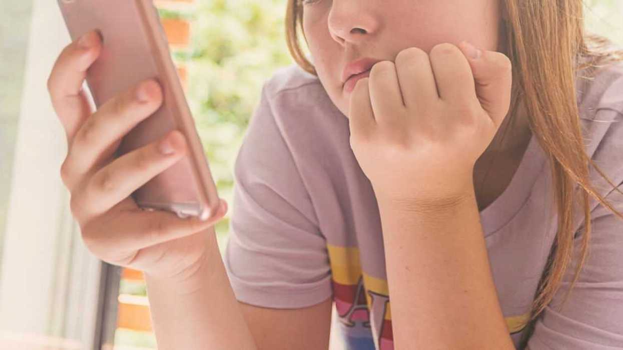 Teen Wonders If It Would Be Wrong To Contact Her Deceased Sister's Secret Significant Other After Finding Her Sister's Hidden Phone