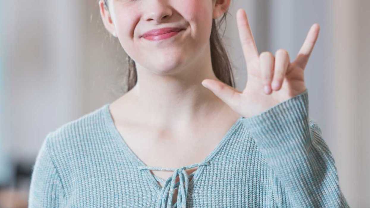 Guy Asks For Advice After Wanting To Ask Out A Deaf Classmate Who Only Speaks Using Sign Language