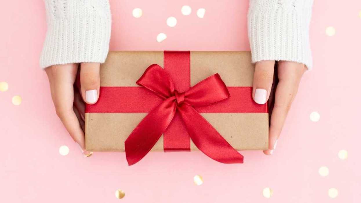 Woman Furious After Her Wealthy Fiancé Gave Her A Pack Of Toothpicks For Christmas As A Prank