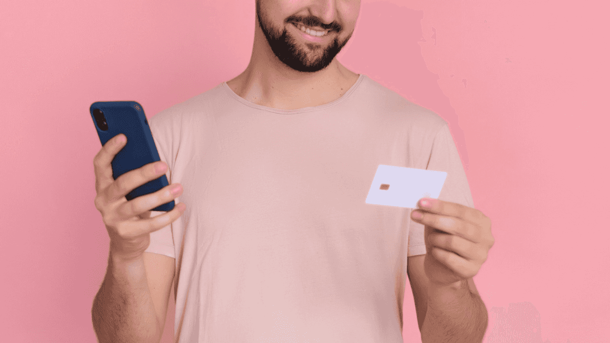 man holding credif card and smartphone