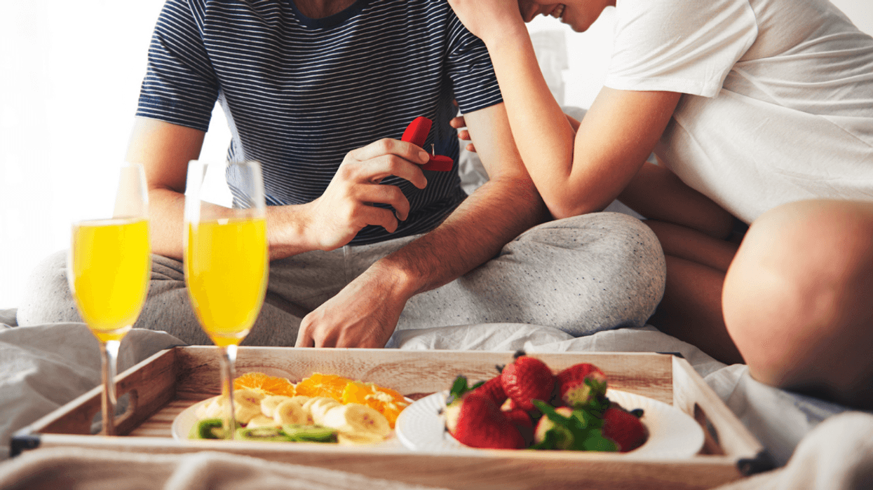 Man proposing to woman