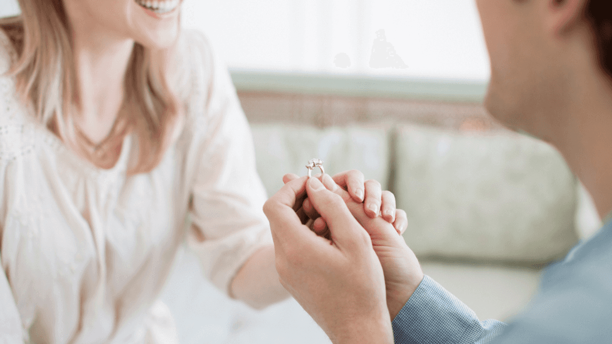 Man proposing to woman