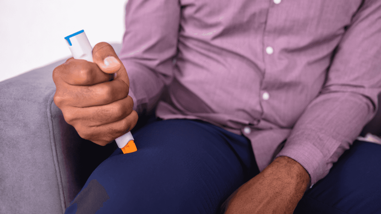 man using epi-pen after allergic reaction