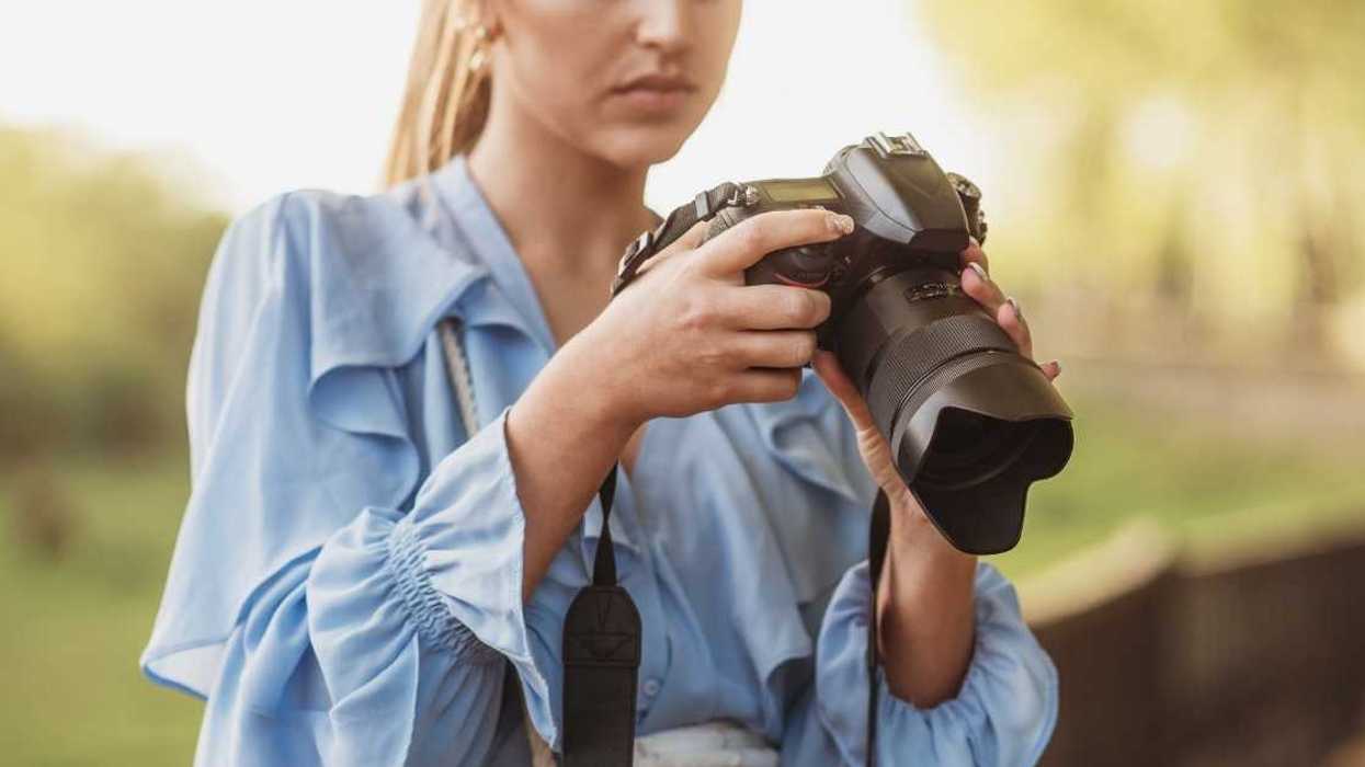 Couple Refuses To Pay Engagement Photographer Over Her Unprofessional Behavior And 'Negative' Attitude