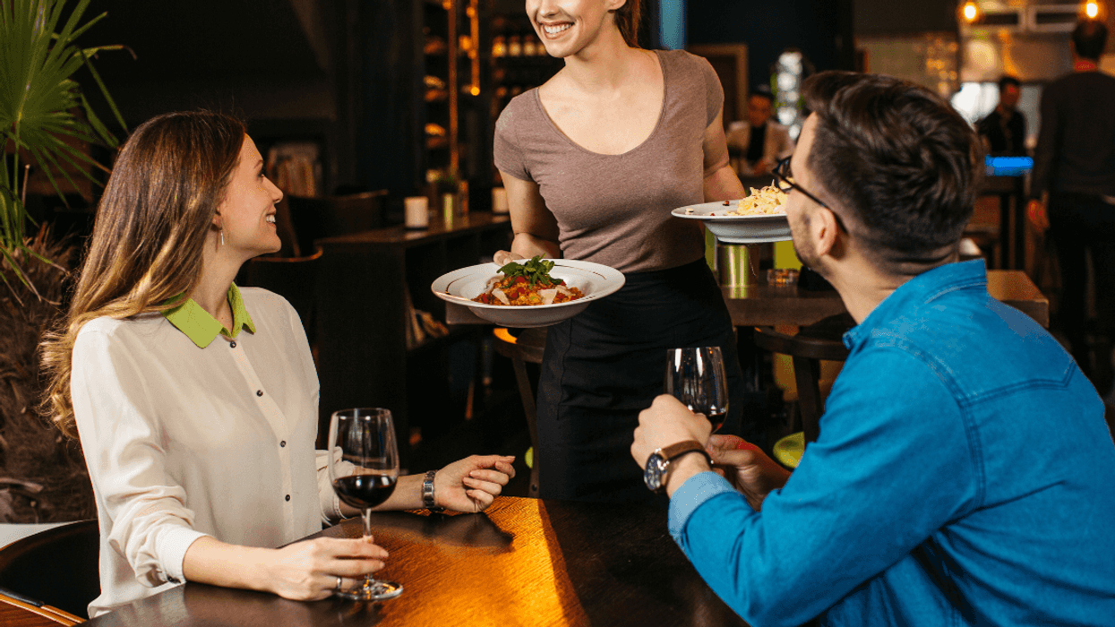 Guy Balks When Female Server Refuses To Speak To Him And Only Interacts With His Girlfriend