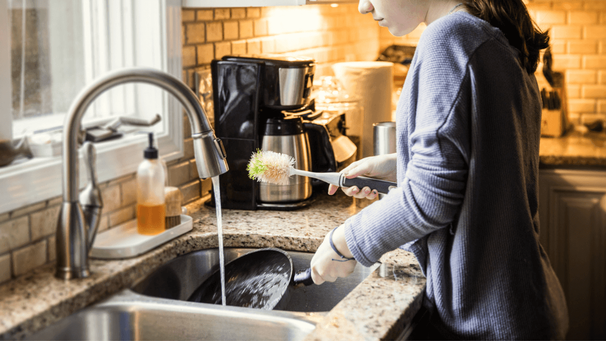 Teen Lashes Out At Dad For Forcing Her To Do The Dishes Because She's 'Closest To The Sink'