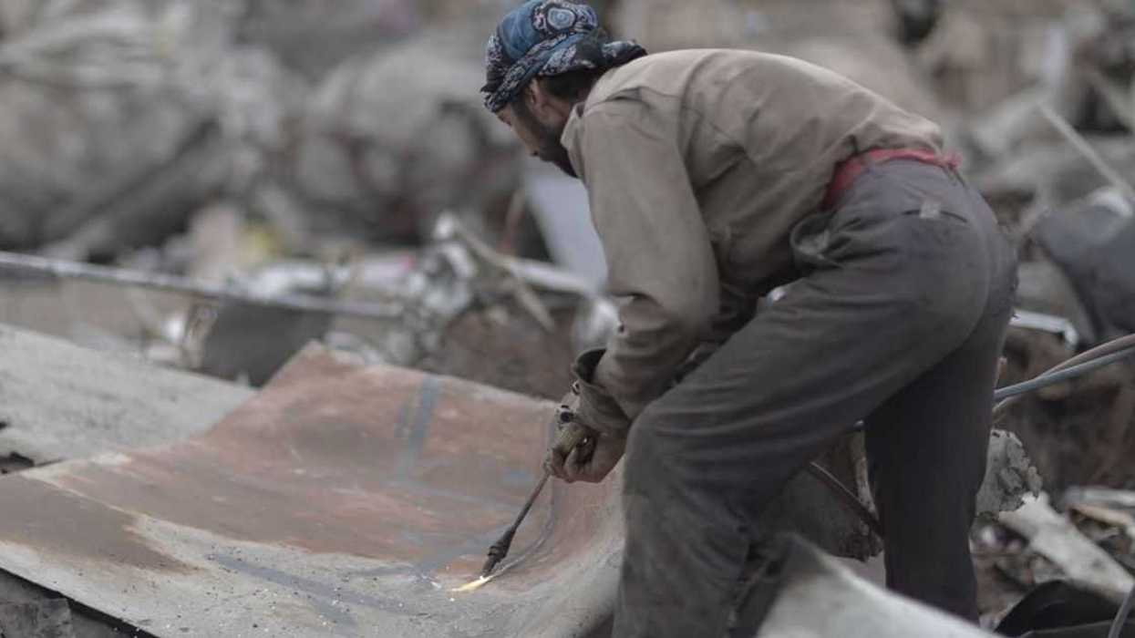 Bride Considers Revoking 'Blue Collar' Uncle's Wedding Invite Because He Refuses To Dress Up