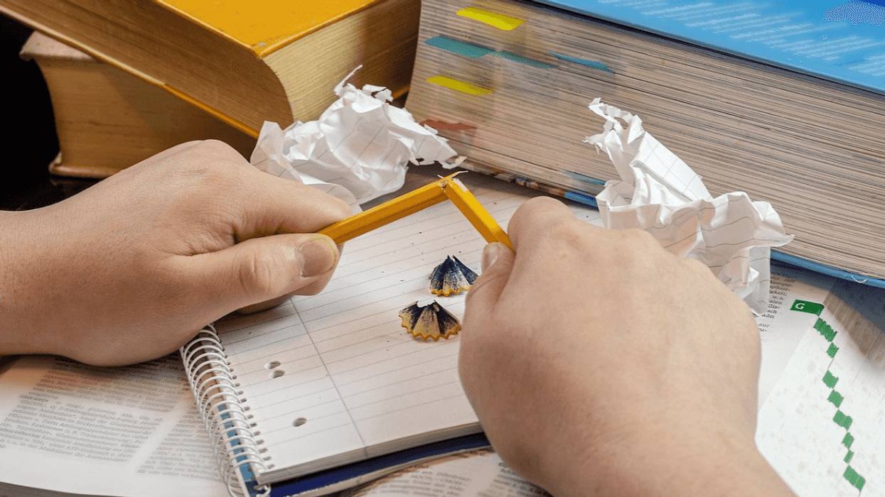 Short Guy Called Out For Clapping Back At Coworker Who Constantly Makes Fun Of His Height