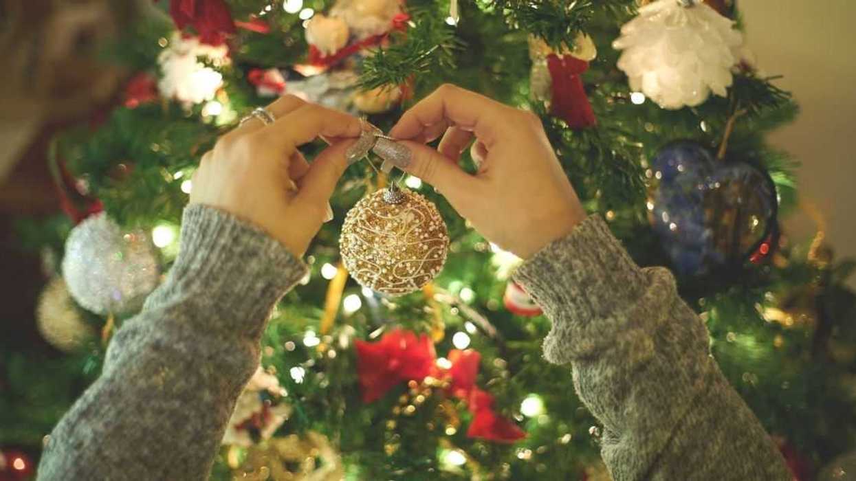 Family Called 'Inconsiderate' For Celebrating Christmas In Front Of Neighbors Whose Daughter Just Died