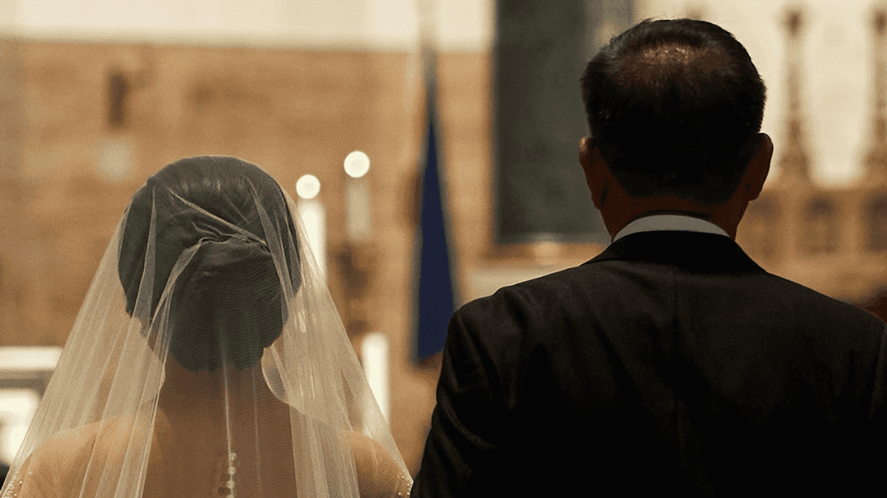 Dad Called Out For Refusing To Walk Daughter Down The Aisle Since Other Daughter 'Asked First'