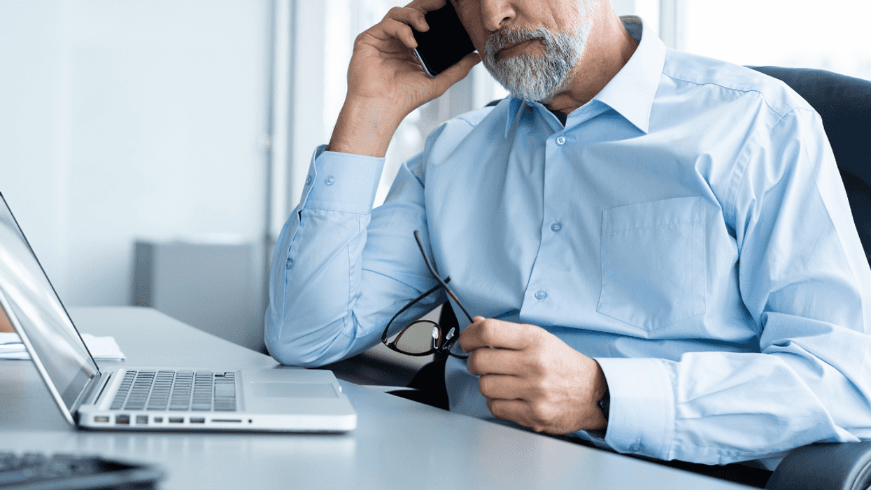 Redditor Called Out By Coworkers For Refusing To Answer Boss' Calls To Work On Weekends