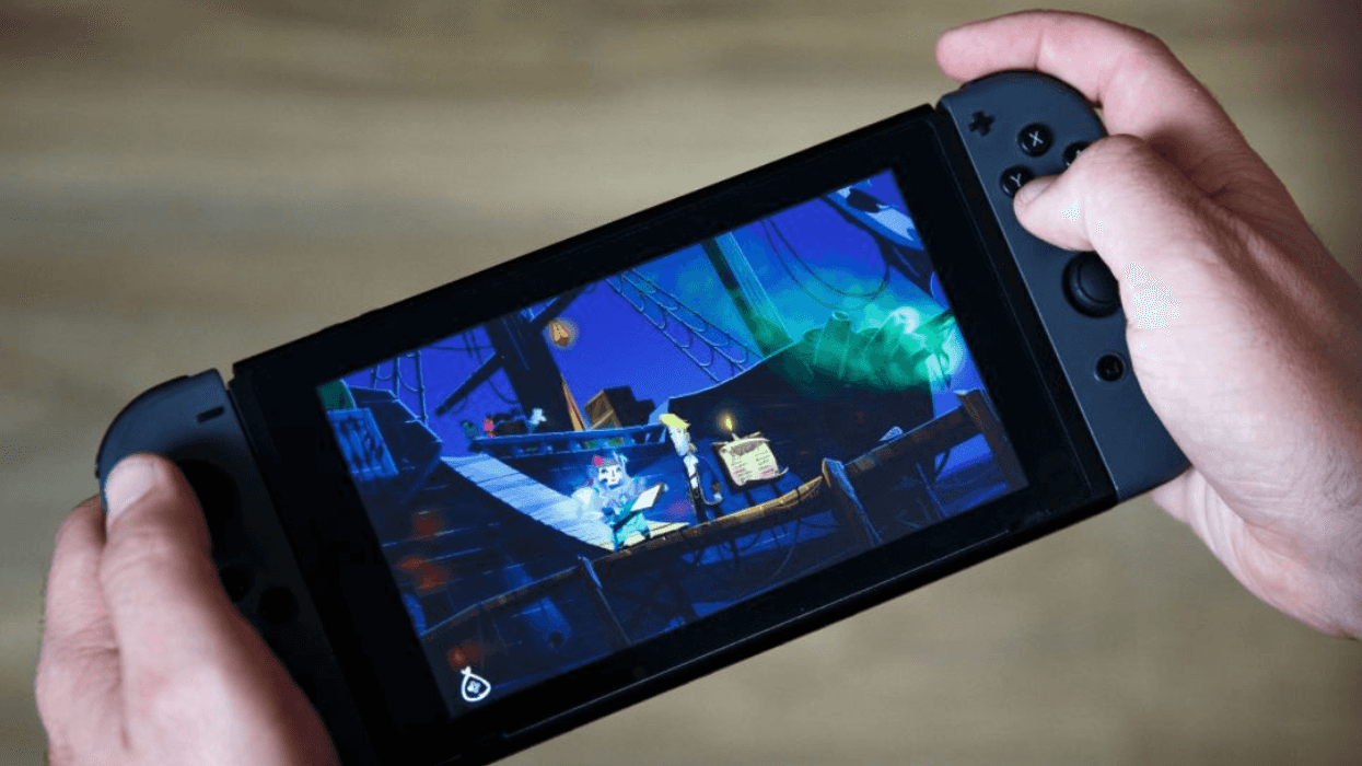 Person holding a Nintendo Switch