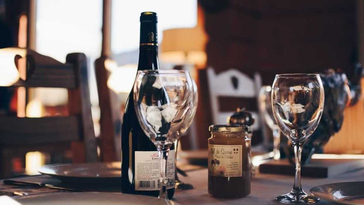 Guy Asks If He Was Wrong To Leave 0% Tip After Restaurant Refused To Serve His Wife Who Forgot ID