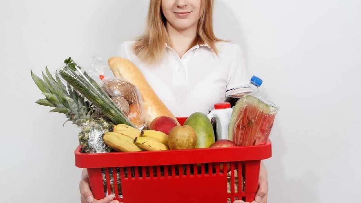 Woman Livid After Sister Throws Out Over $1k Of Her Food She Thinks Is 'Poisoning Her Body'