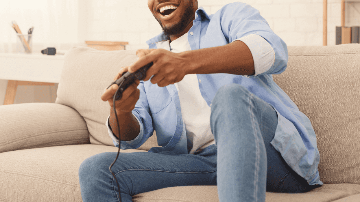 Bi Woman Walks Out After Boyfriend Defends Using Homophobic Slurs While Gaming As 'Normal Guy Talk'