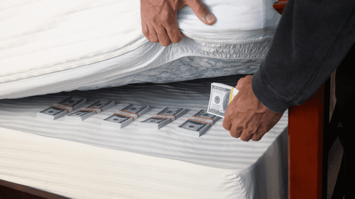 putting money under mattress