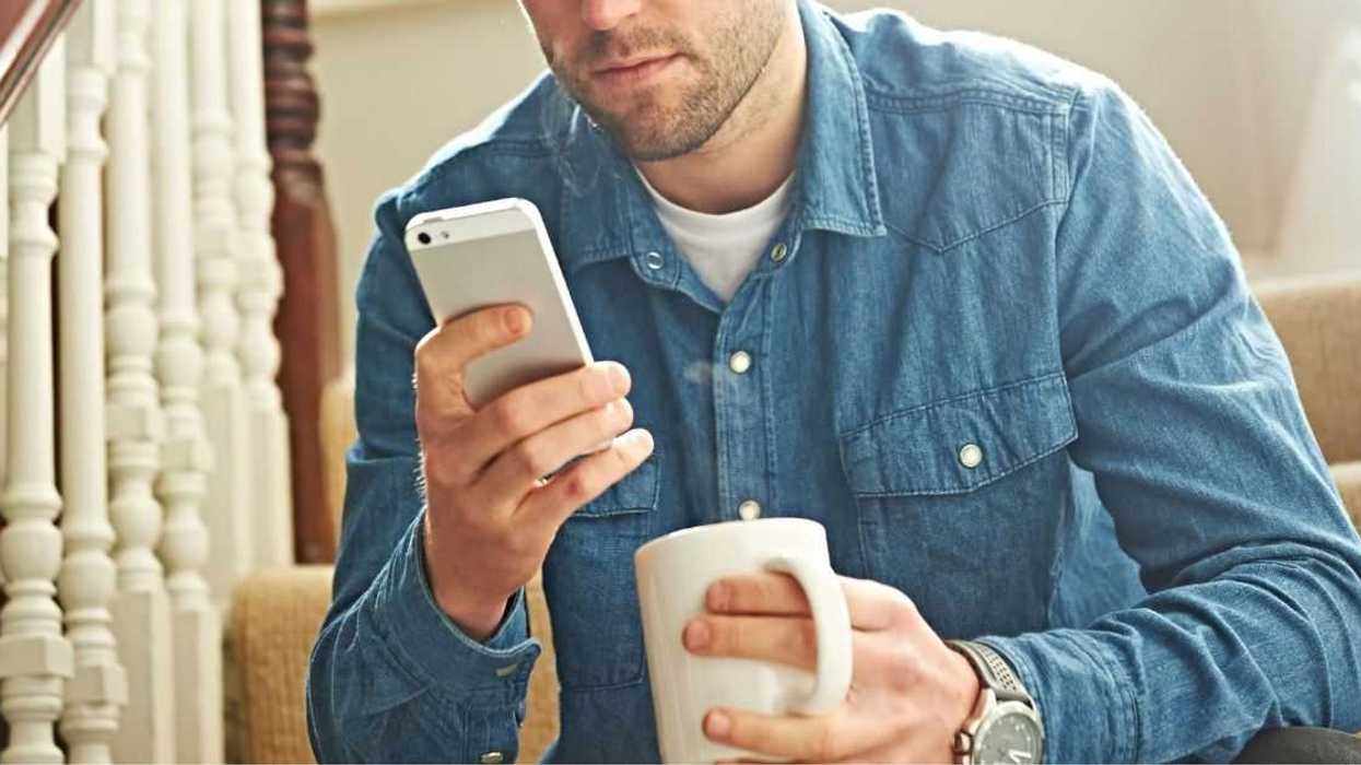 Widower Kicks His Girlfriend Out After She Secretly Deletes Photos Of His Deceased Wife From His Phone