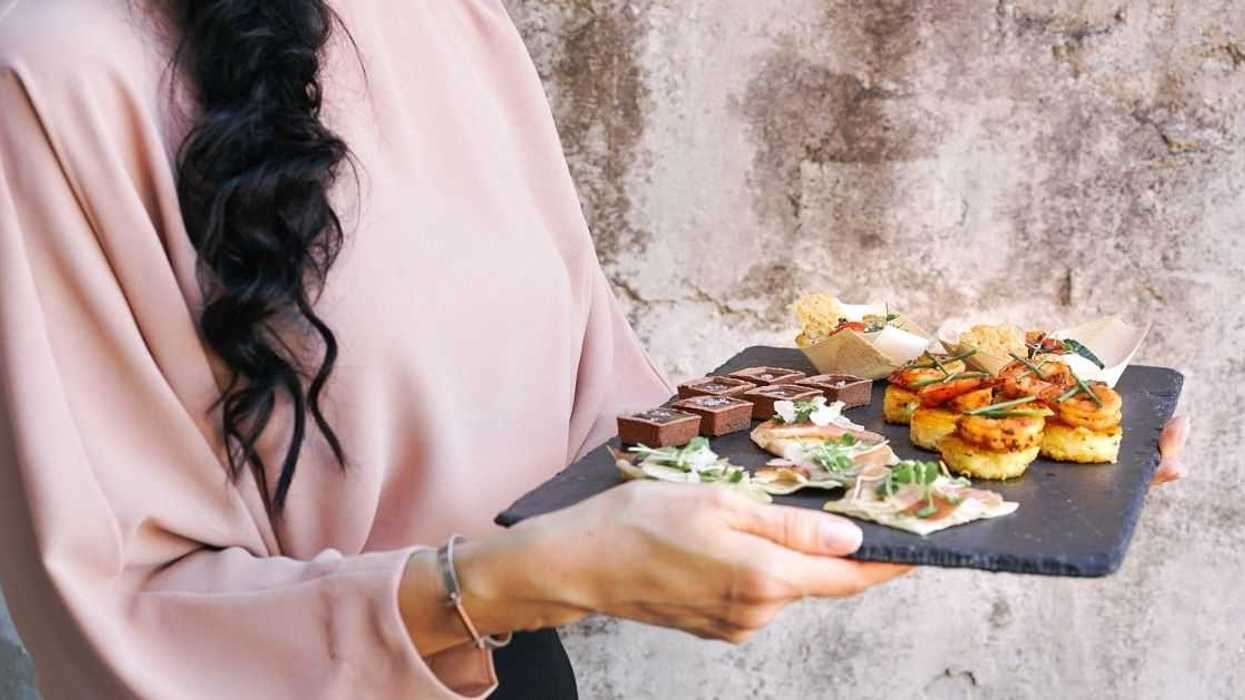 Server Blindsided When Boyfriend Brings His Entire Family To Meet Her While She's On The Job