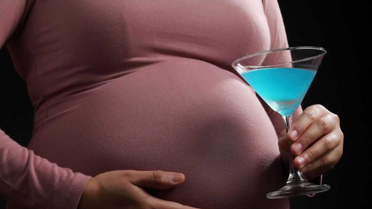 Waiter Stirs Drama By Secretly Serving Woman 'Virgin' Cocktails After Overhearing She's Pregnant