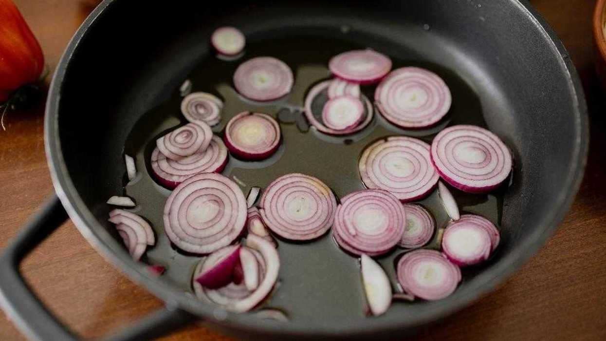 Redditor Called 'Disrespectful' For Enjoying Lunch With Onions After Learning Coworker Faked Her Allergy To Them