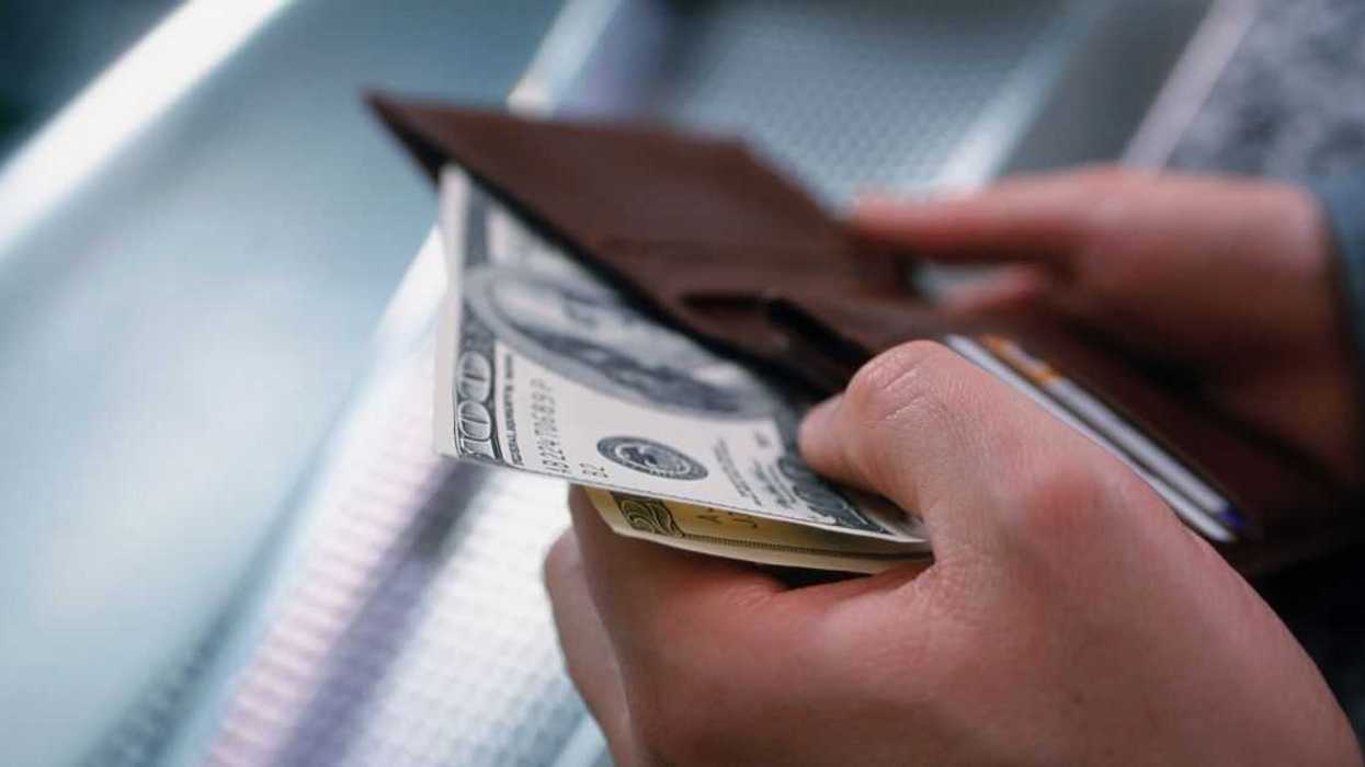 Dad Cuts His Daughter Out Of His Life After She Keeps Trying To Use Her Baby As Leverage To Get Money