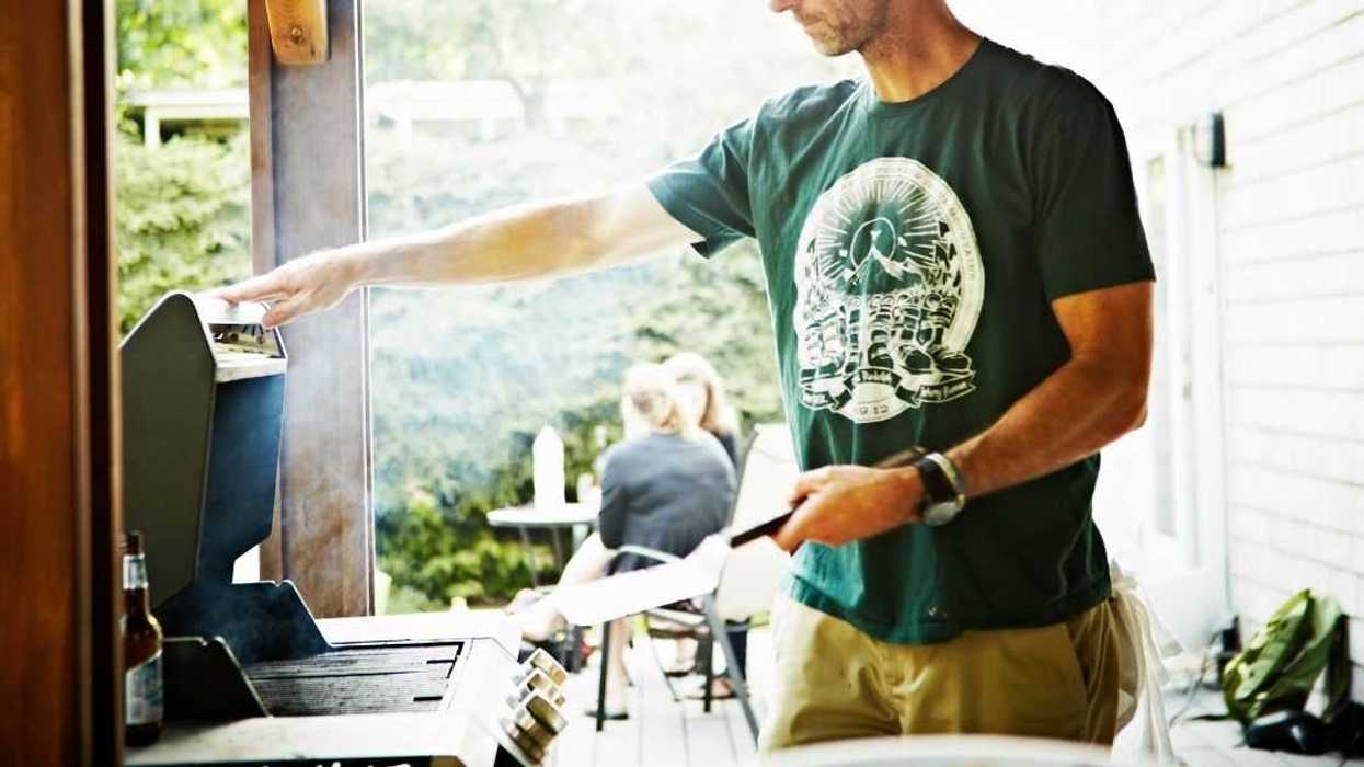 Meat-Loving Guy Furious After Vegan Friend Compliments Him On His Unintentionally 'Vegan' Salad